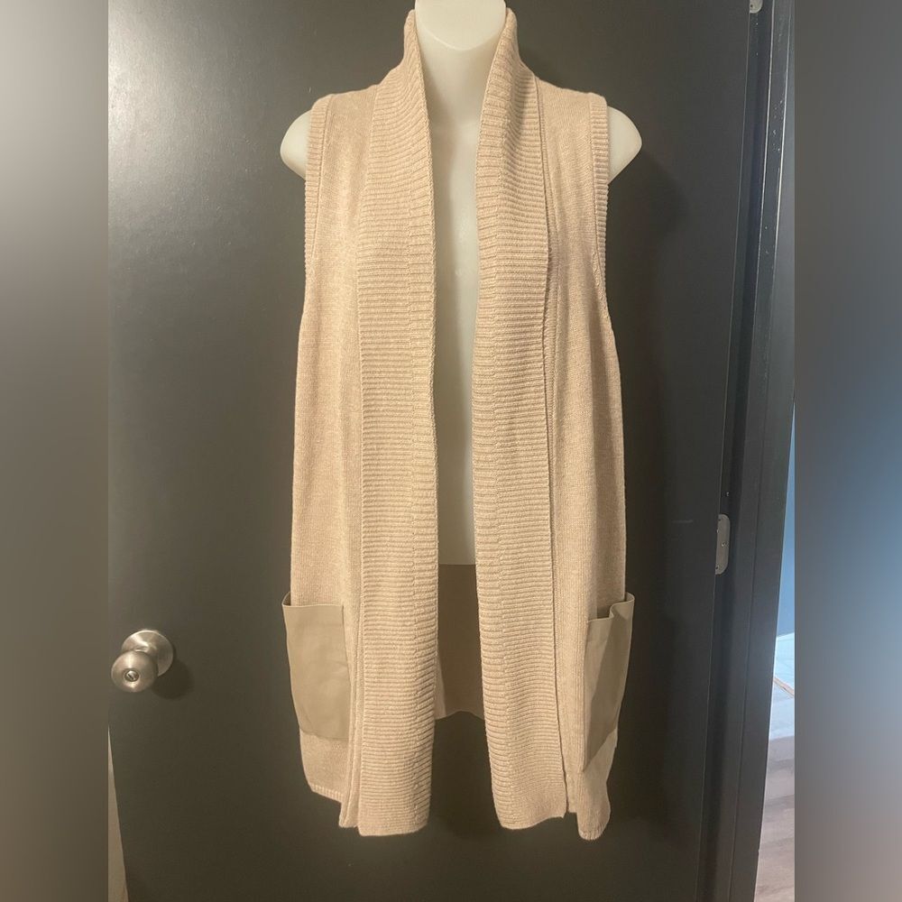 Chico's Sleeveless long line Knit beige cardigan with suede pockets Size 1